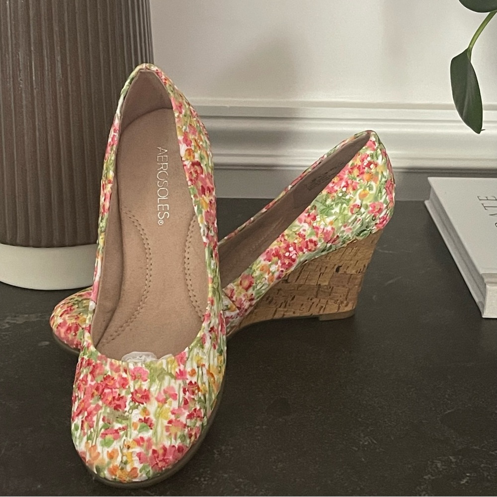 AEROSOLES Embroidered Floral Cork Wedge Shoes Heels Pumps New W/O Box Size 7.5